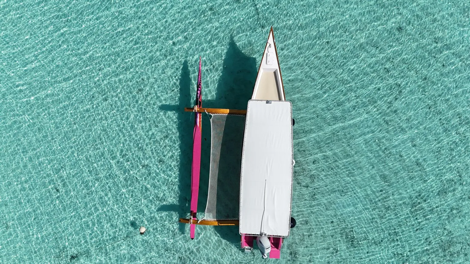 La pirogue rose vue du ciel